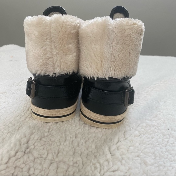 Arizona Jean co. Black faux leather high top with faux fur inside. Size 7.5 - Picture 3 of 10